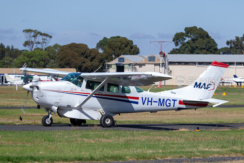 塞斯纳206涡轮增压Stationair VH-MGT由Mission Aviation Fellowship出租车在Moorabbin机场运营。